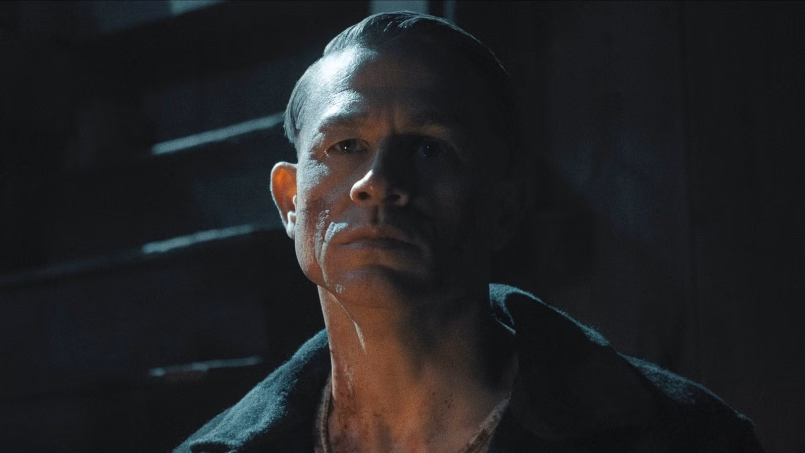 Cómo se compara la voz monstruosa de Charlie Hunnam con el verdadero Ed Gein