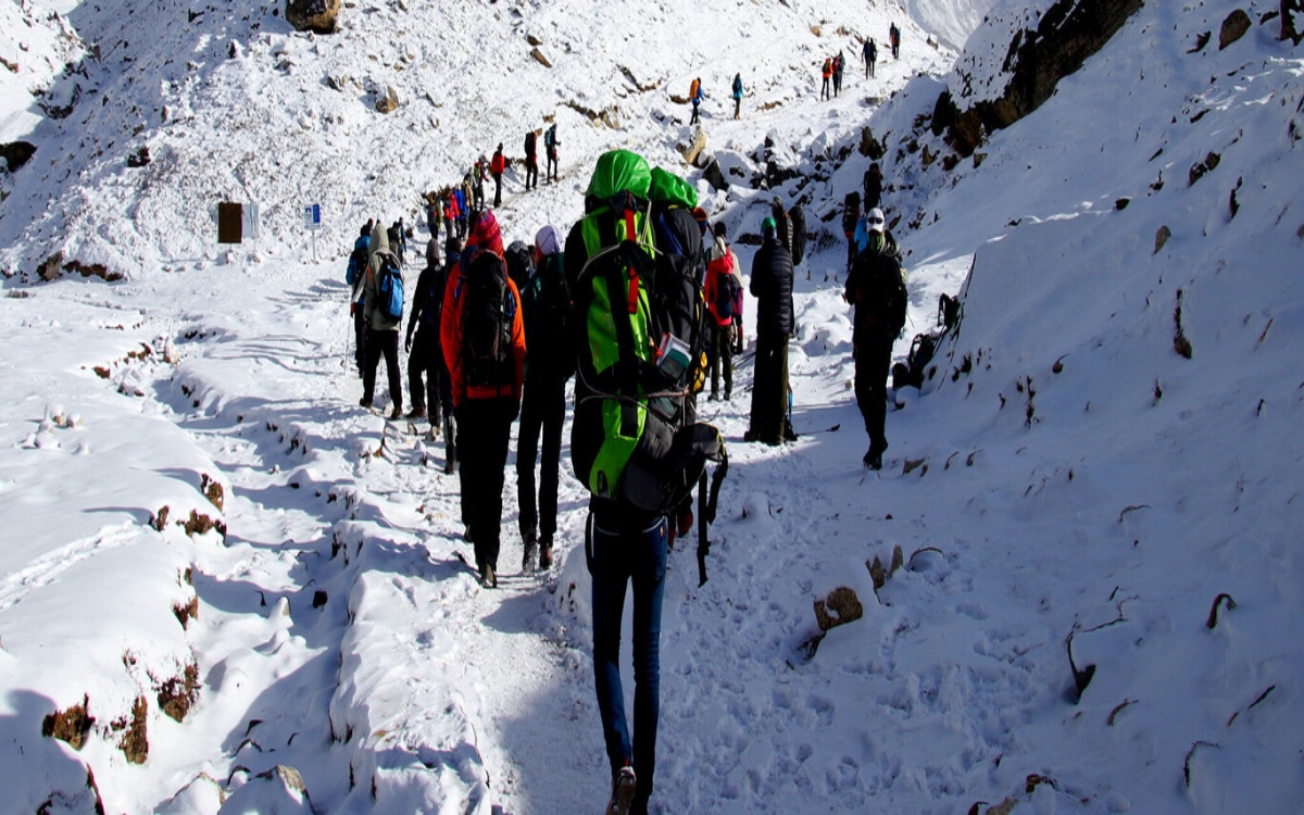 Tormenta deja un muerto y cientos de atrapados en el Everest