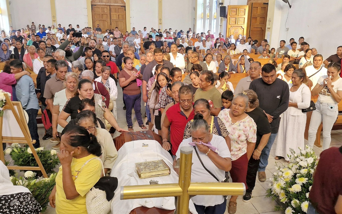 Dan último adiós al sacerdote asesinado en Guerrero