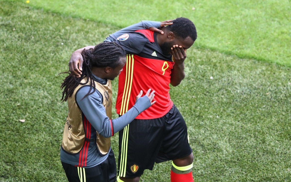 Denuncian hermanos Lukaku extorsión de familiares tras muerte de su padre