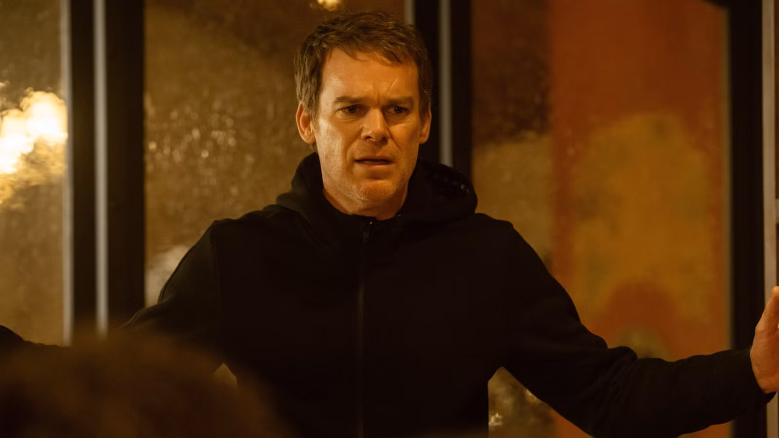 Dexter con las manos en alto luciendo preocupado en Dexter Resurrection