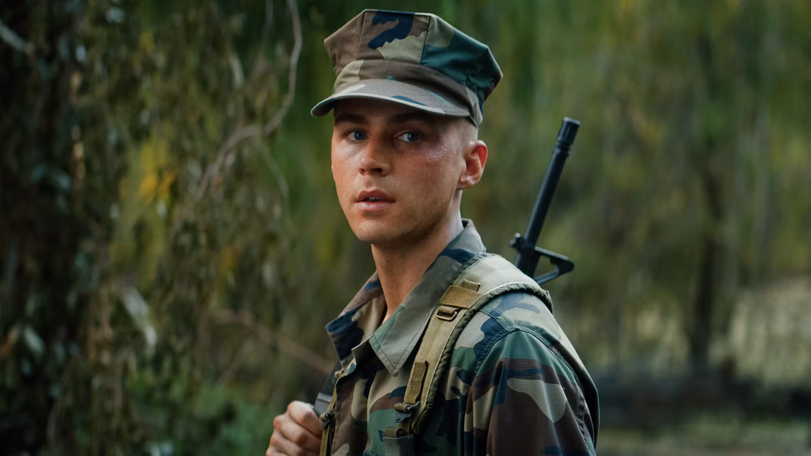 El futuro de la temporada 2 de Boots abordado por la estrella Miles Heizer