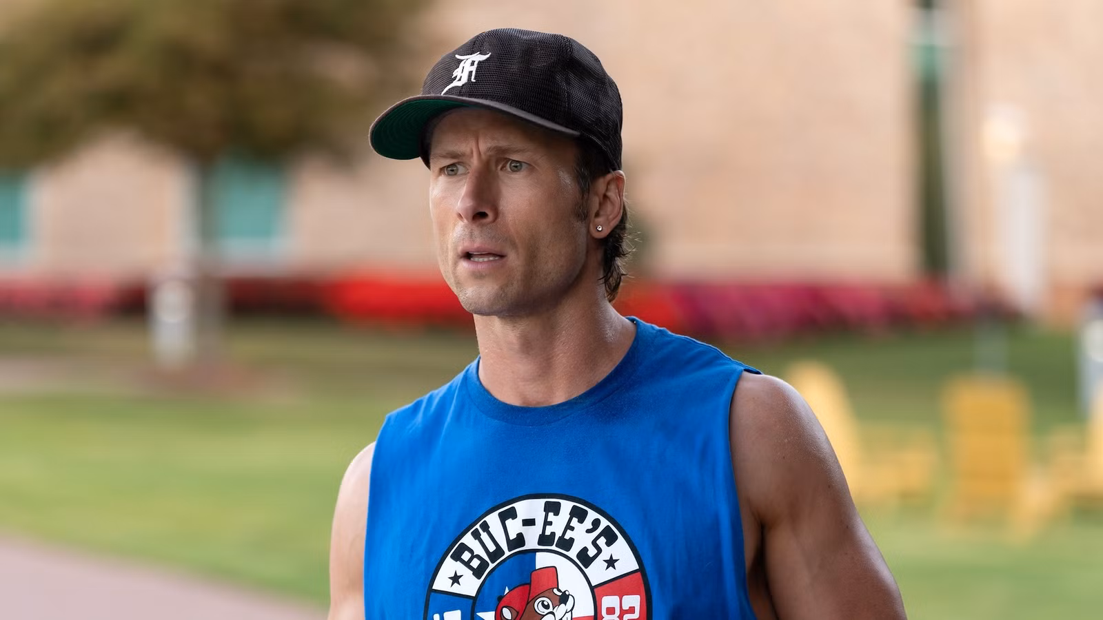 El mejor programa de televisión de Glen Powell de hace 10 años combina perfectamente con Chad Powers