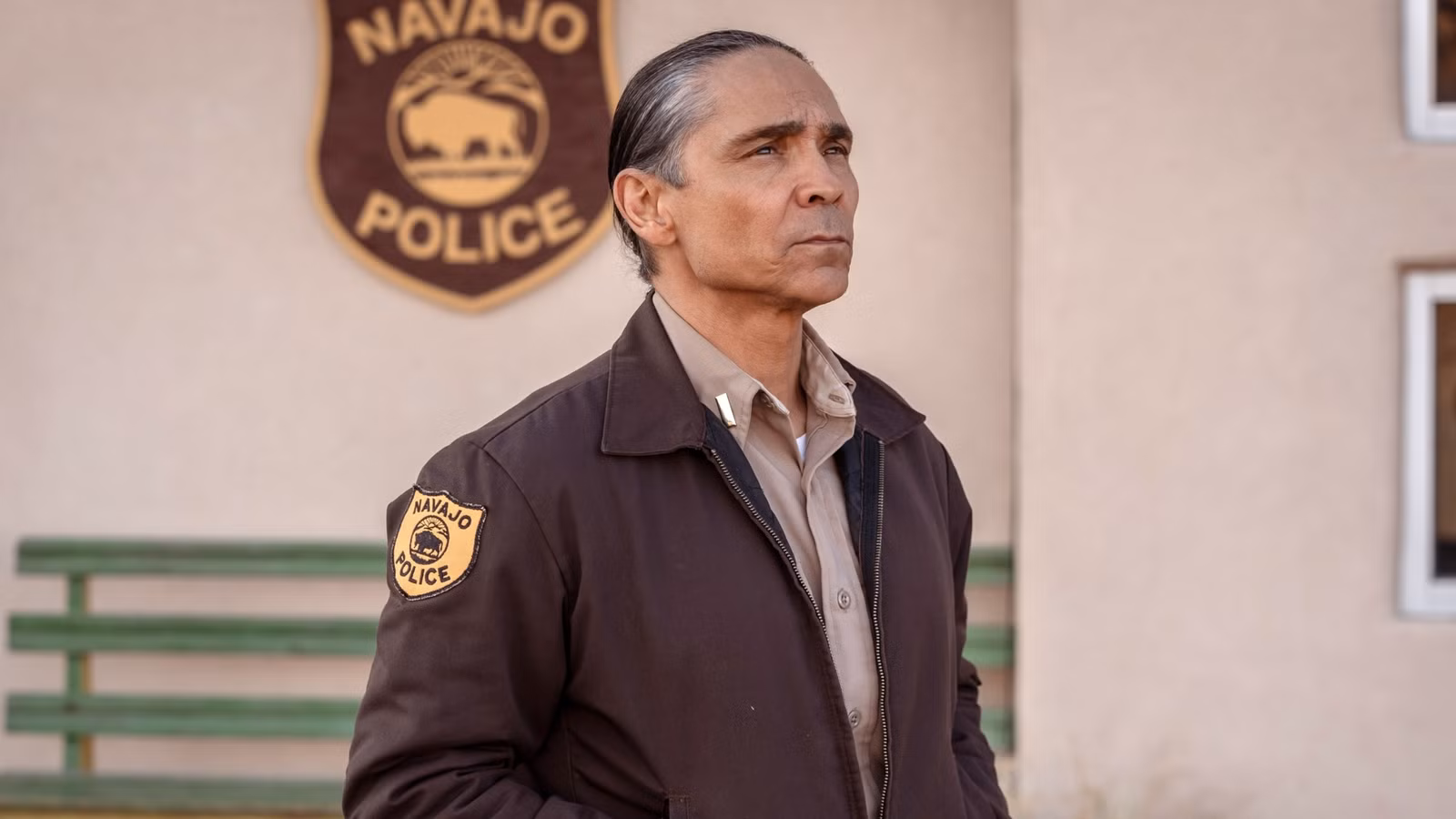 El tráiler de la temporada 4 de Dark Winds revela un nuevo misterio para el detective de Zahn McClarnon y confirma la fecha de lanzamiento