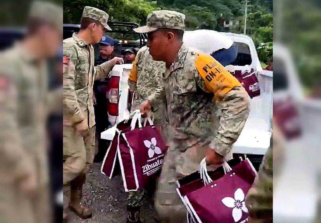 Entrega de ayuda en bolsas guinda en Veracruz y Puebla genera críticas