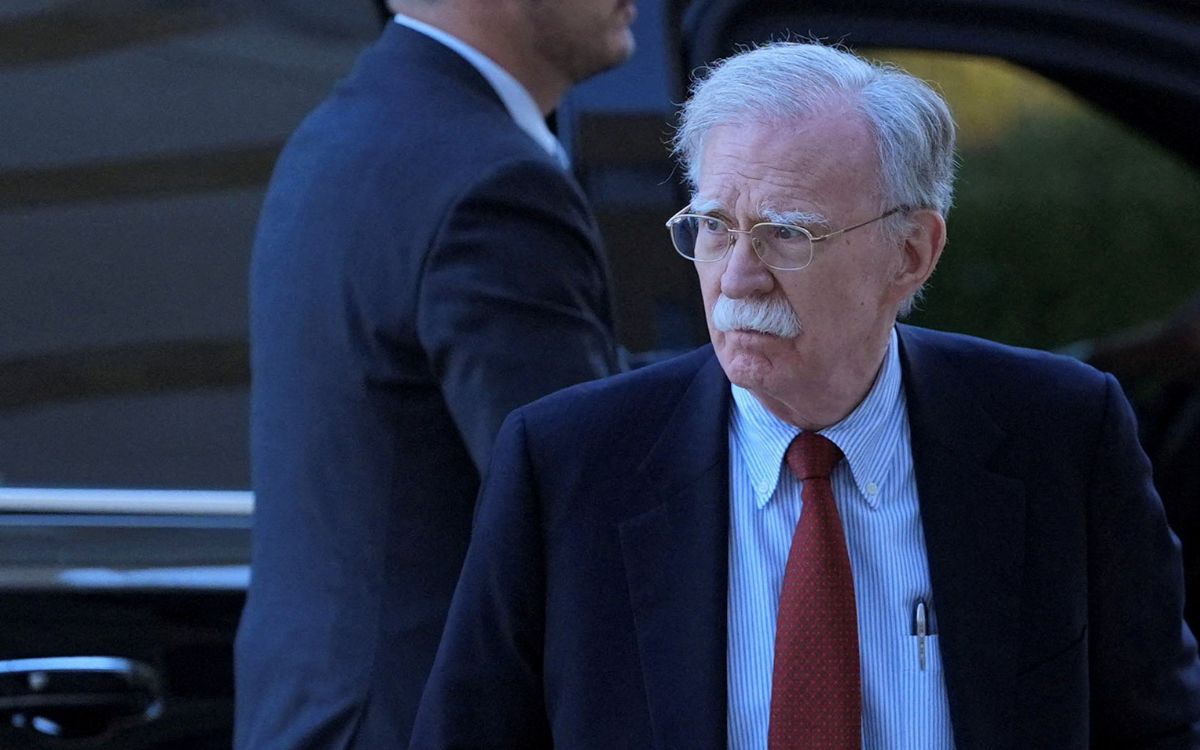 Exasesor de Trump se entrega tras ser acusado de manejo indebido de información clasificada