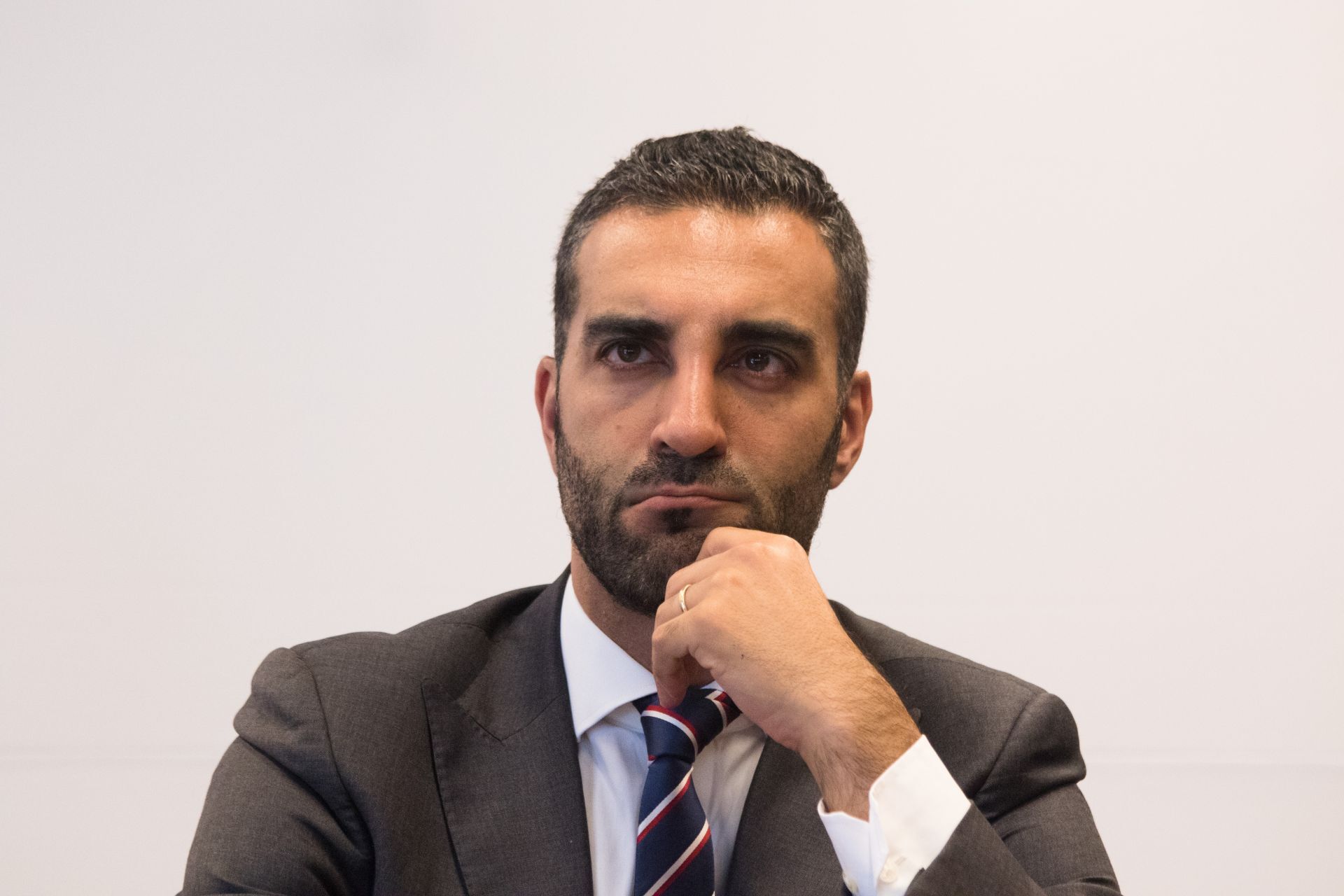 FGJCDMX reporta detención de Simón Levy; él lo niega y denuncia atentado en su contra