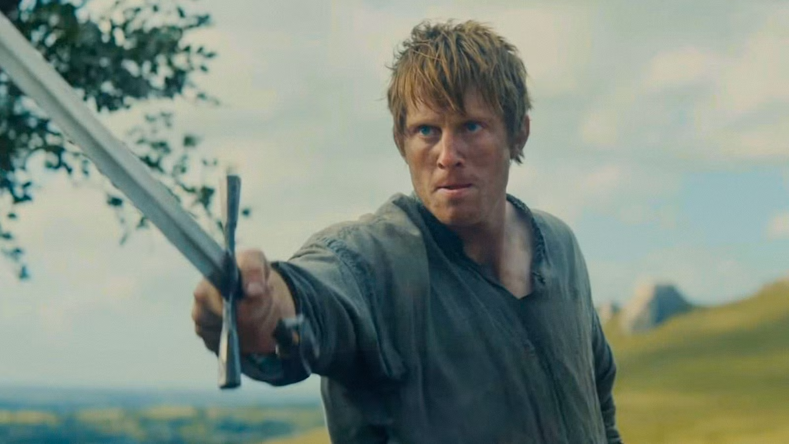 Ser Duncan 'Dunk' el alto (Peter Claffey) listo para atacar con su espada en un caballero de los siete reinos