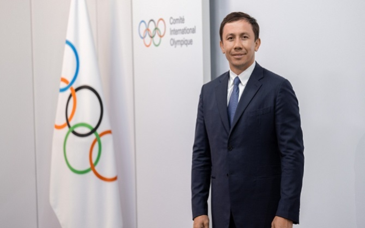 Gennadiy Golovkin levanta la mano para presidir World Boxing