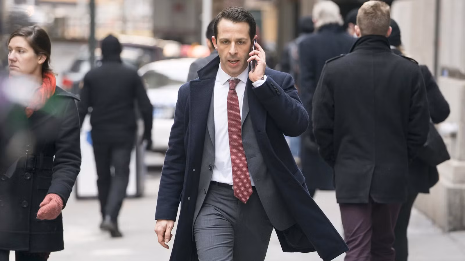 Jeremy Strong regresa a la televisión después de una aclamada carrera por la sucesión para una nueva serie de suspenso