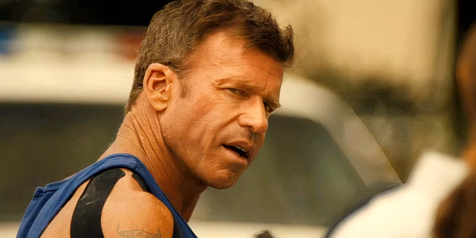 Taylor Sheridan mirando por encima del hombro mientras Cody Spears en Lioness Season 2