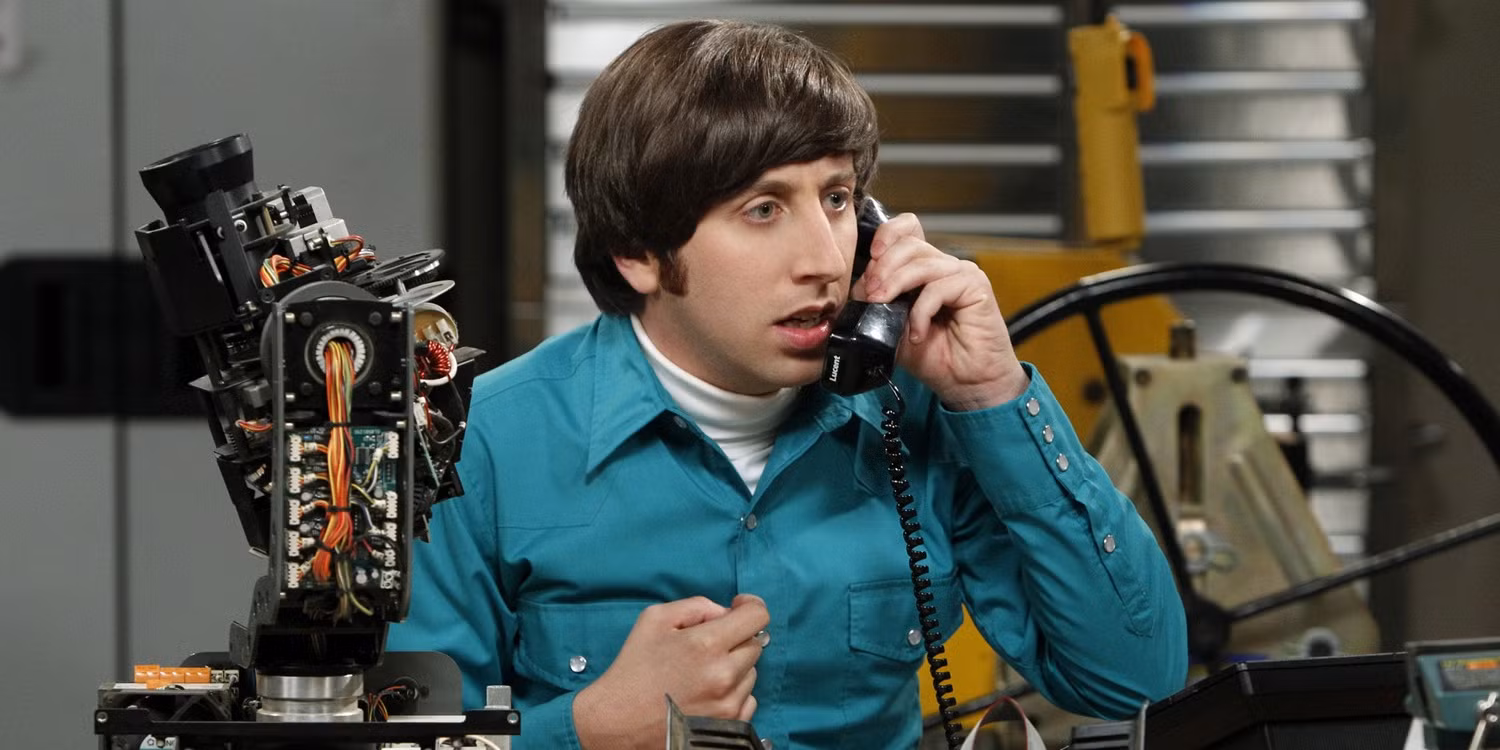 Howard hablando por teléfono en su oficina en Caltech