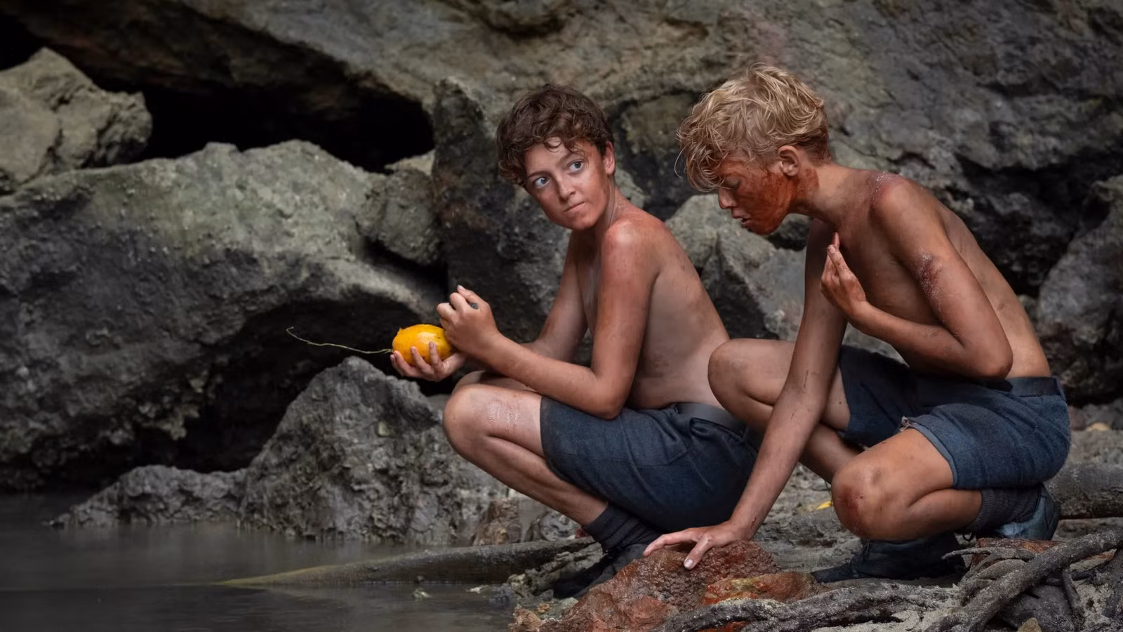 Las imágenes del señor de las moscas revelan una adaptación brutal de una novela icónica