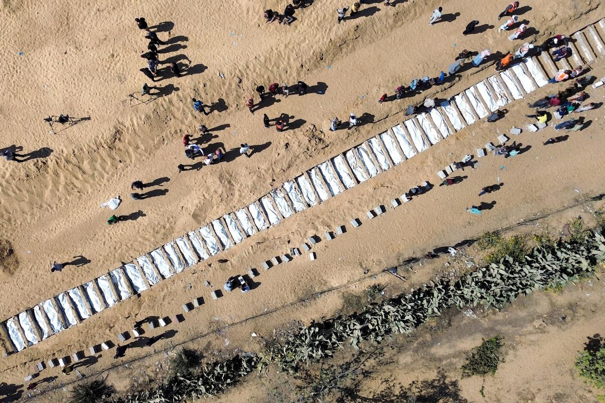 Los cuerpos de 54 gazatíes son enterrados en una fosa común sin conocerse su identidad