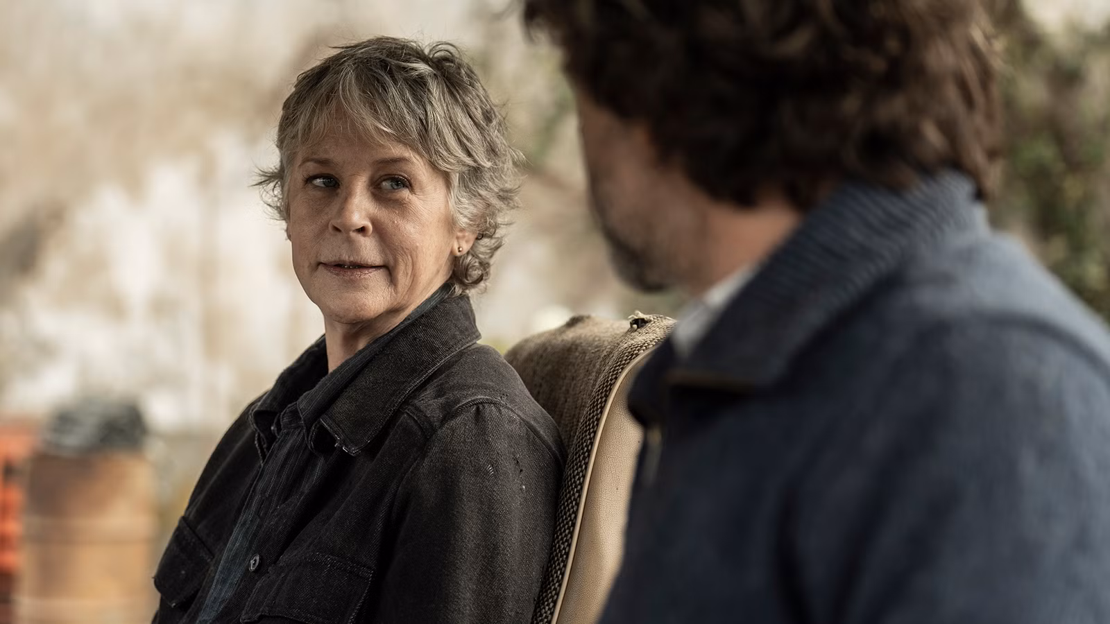 Melissa McBride de The Walking Dead explica el beso de Carol en Daryl Dixon