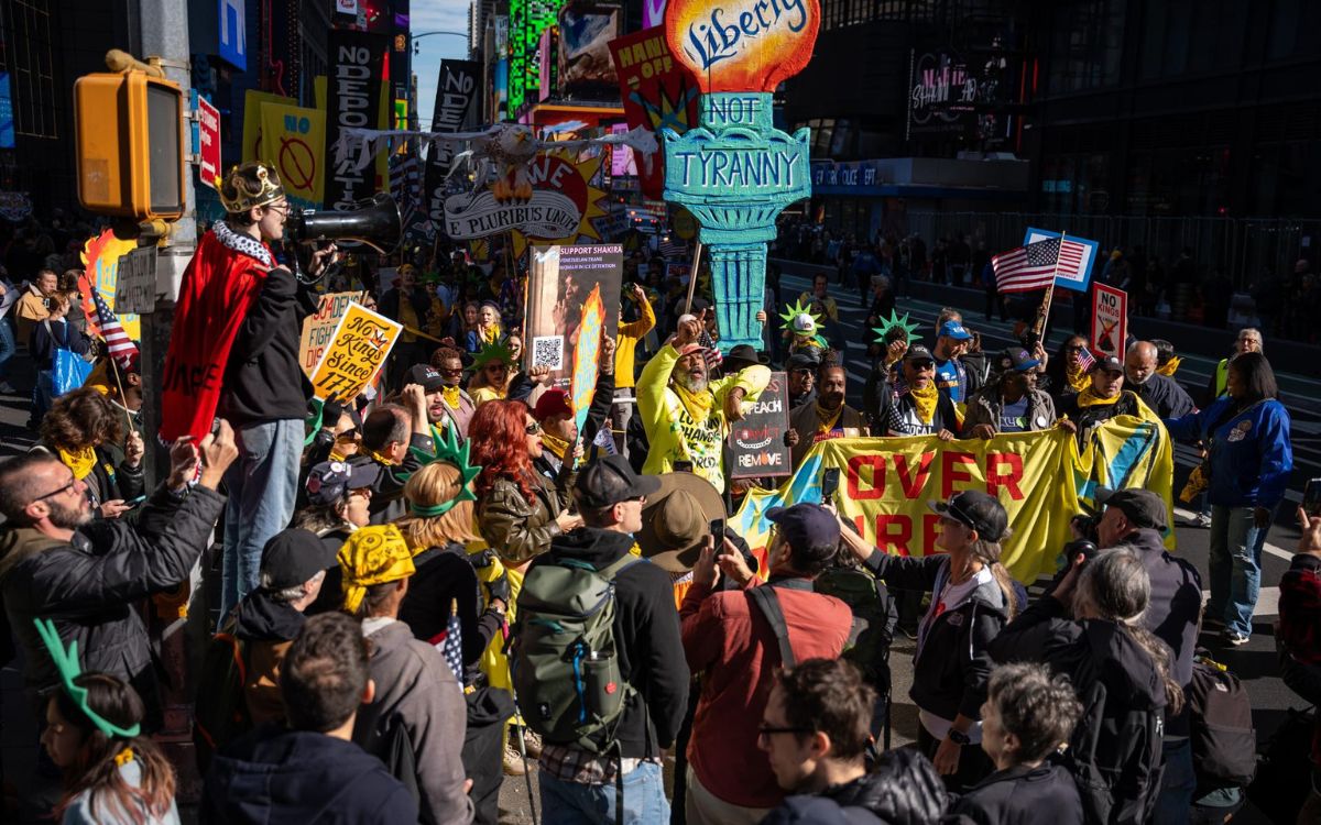 Miles de personas en todo EE.UU. protestan contra Trump: 'No queremos Reyes'