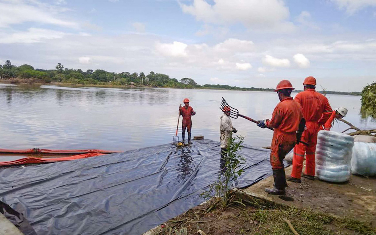 Pemex recupera más de 1.6 millones de litros de crudo tras fuga en el río Pantepec