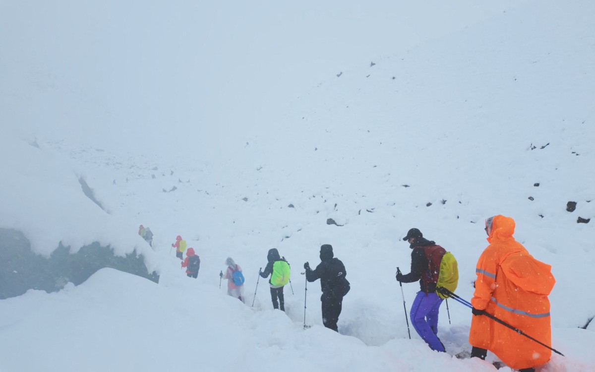 Ponen a salvo a cientos de excursionistas en el Everest ante nevadas y lluvias inusualmente intensas