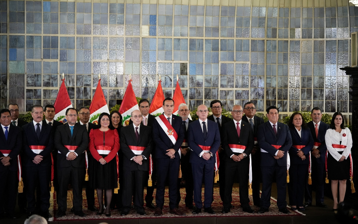 Presidente interino de Perú forma su gabinete para gobernar hasta las elecciones de 2026