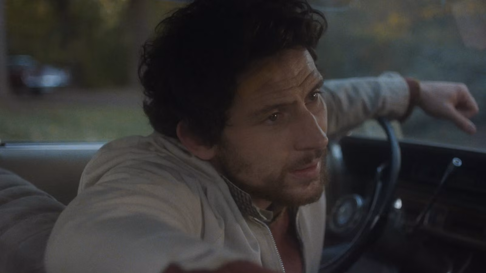 The Mastermind Review: La película sobre atracos de Kelly Reichardt es una crítica irónica de la evasión política