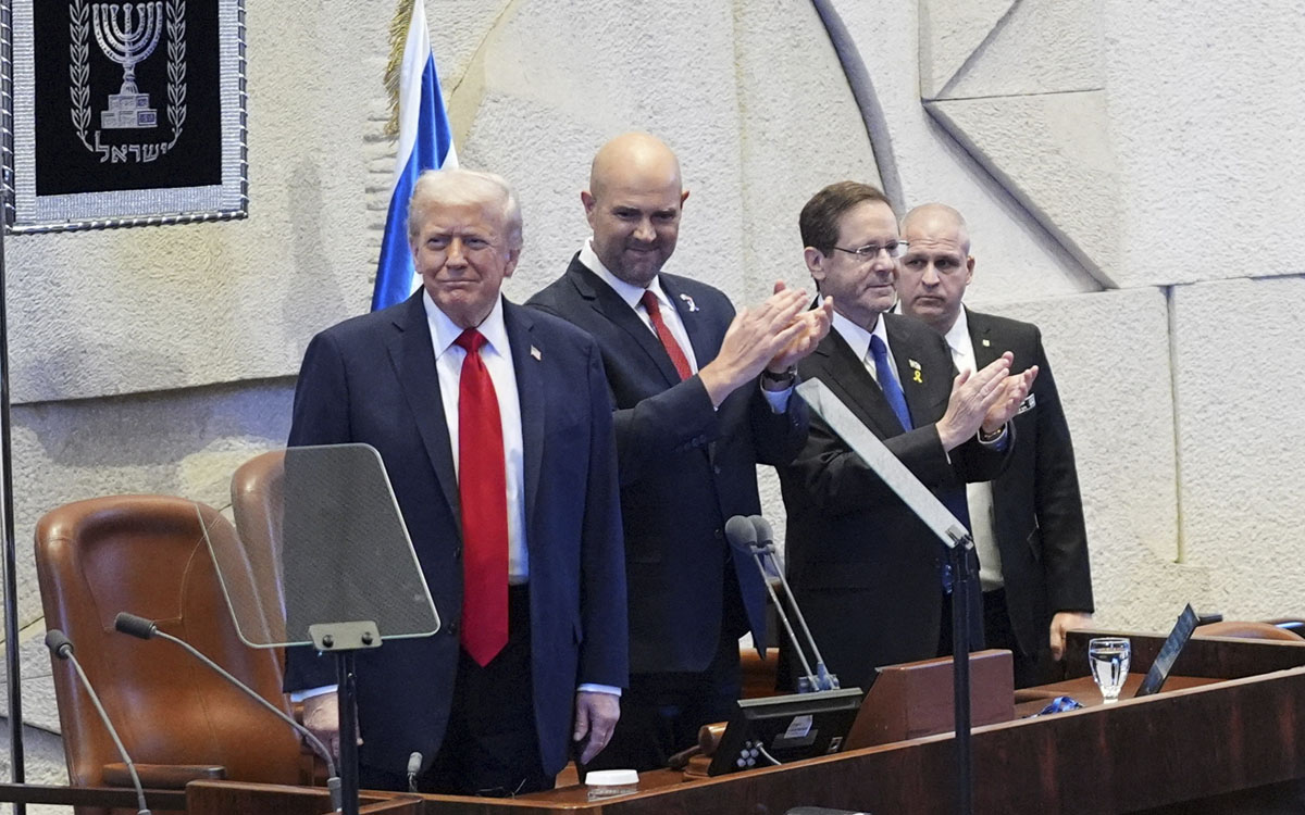 Trump acepta el control temporal de Hamás en Gaza y se reúne con familias de rehenes