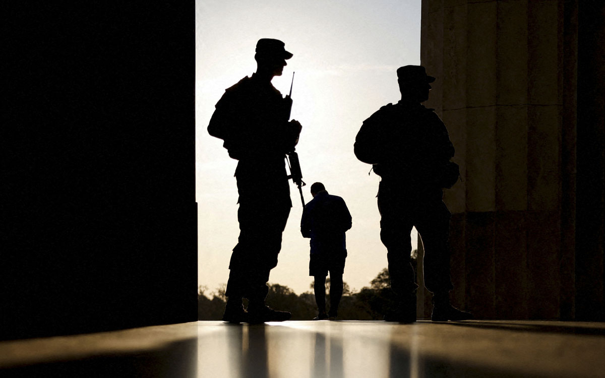 Trump amenaza con aplicar la Ley de Insurrección si jueces o autoridades locales bloquean el envío de tropas