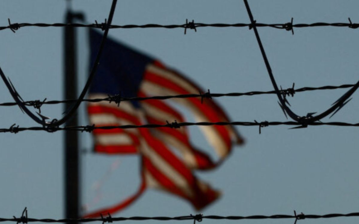 Un migrante fallece y siete salen heridos tras ser abandonados en un desagüe en Texas