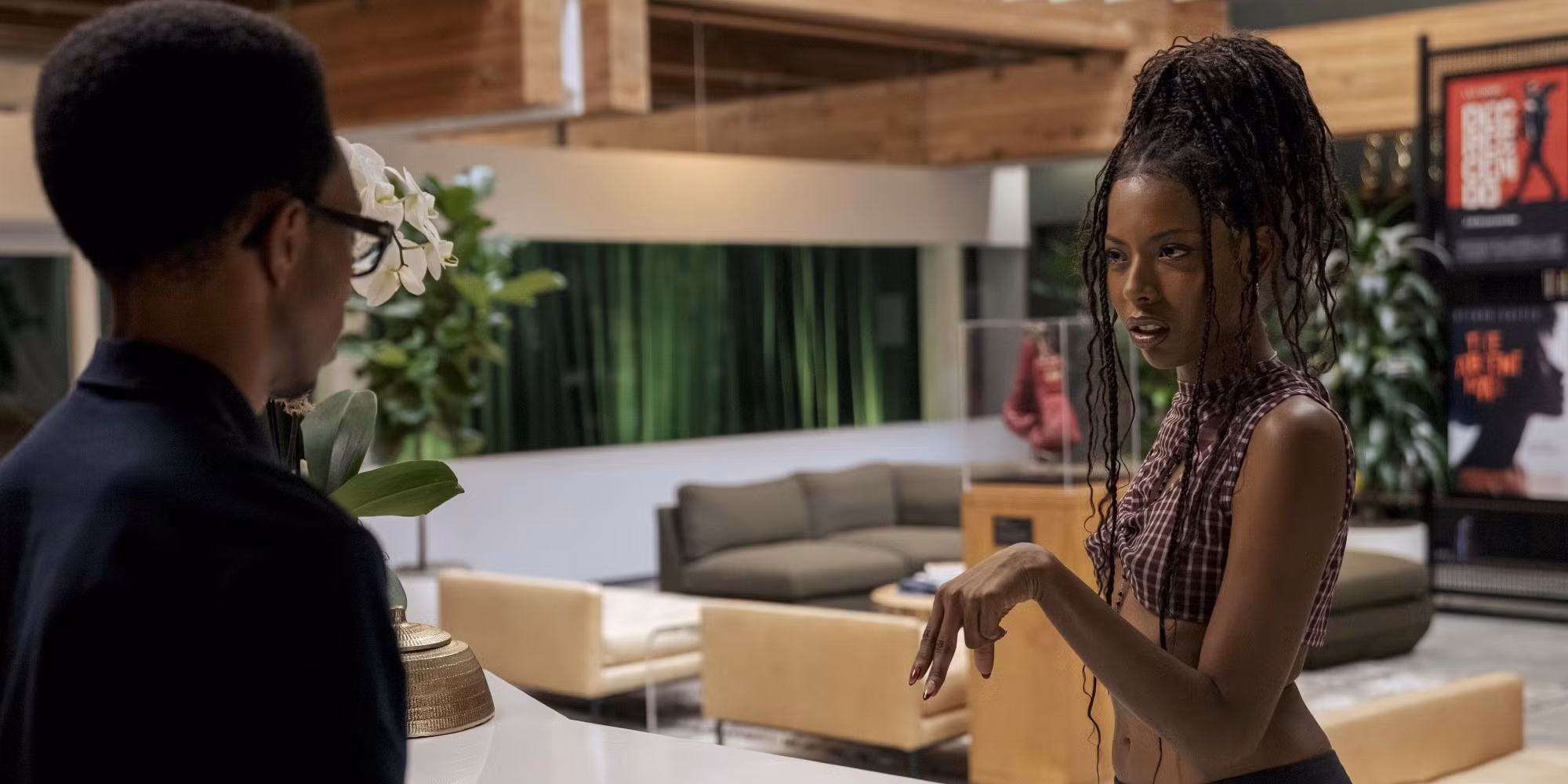 True Whitaker como Alani con un top corto en I Love LA.