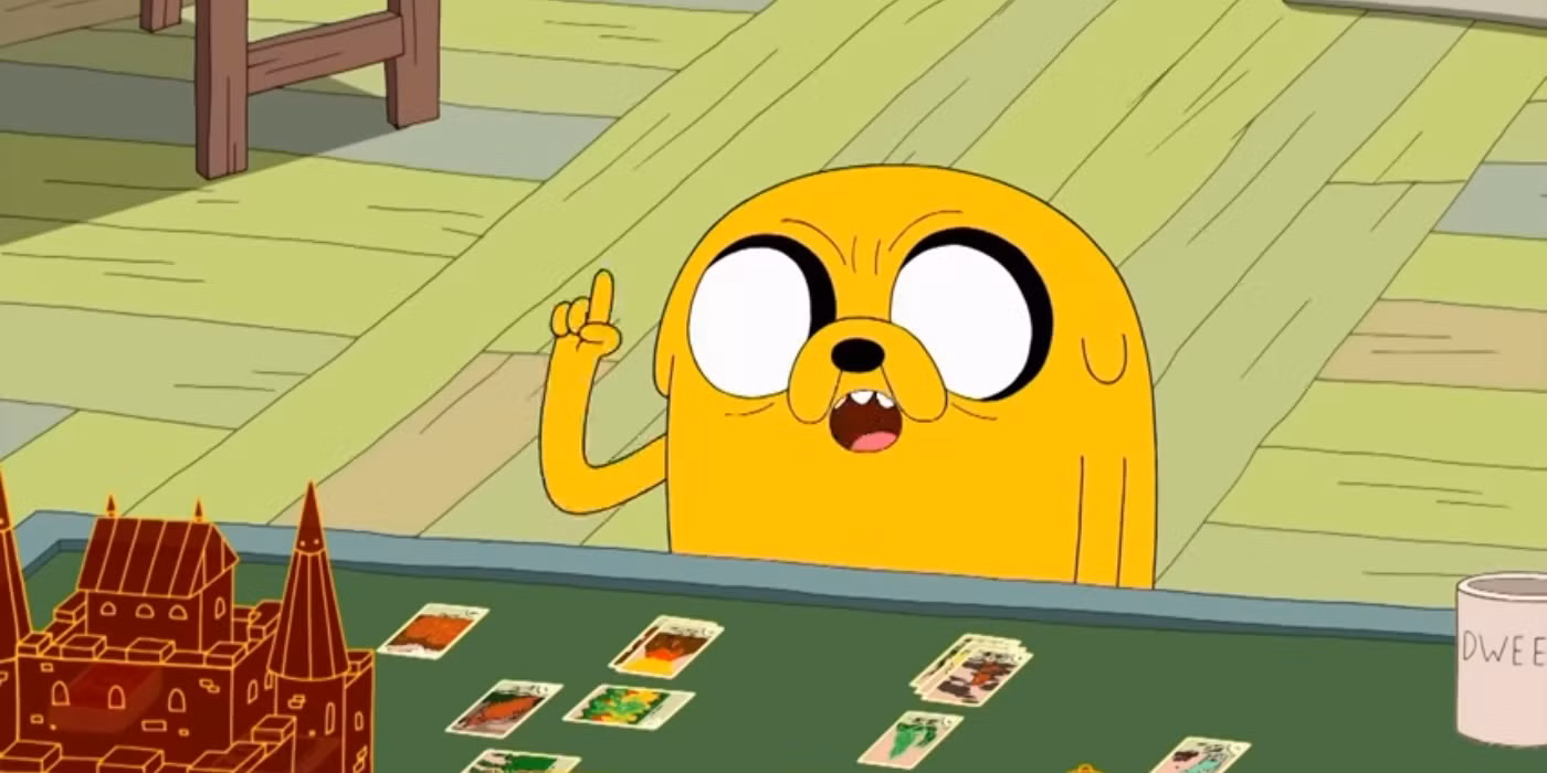 Jake frunce el ceño mientras juega a la guerra de cartas en Hora de Aventura.