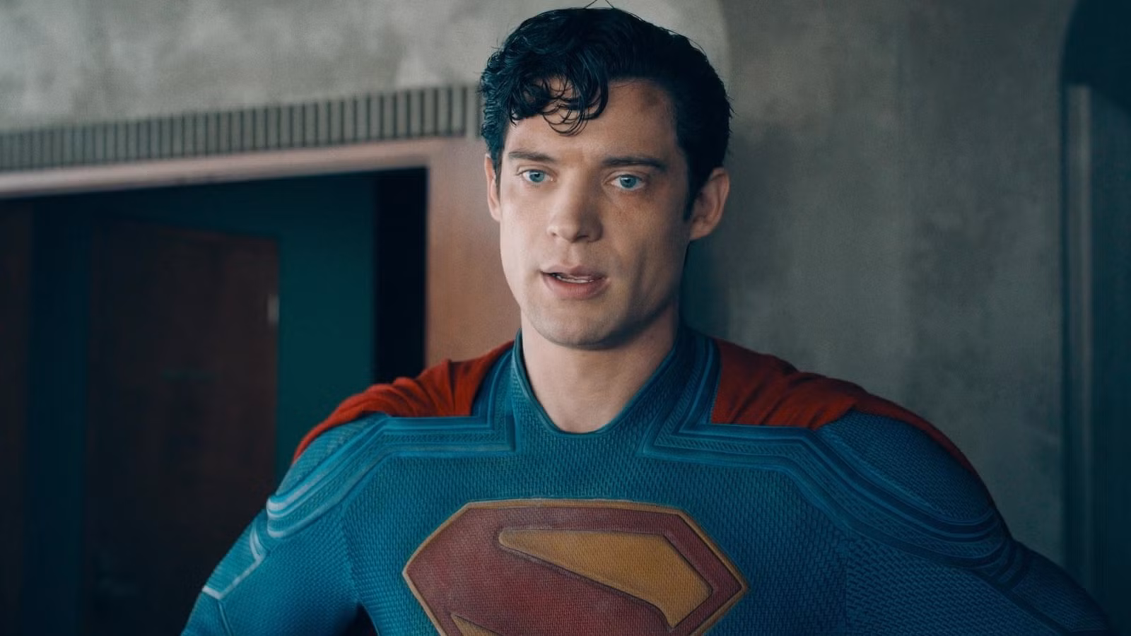 Superman lucha contra su reemplazo y se pone un nuevo traje en el tráiler del regreso del Hombre de Acero en 2026