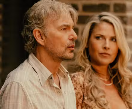 Billy Bob Thornton como Tommy Norris y Ali Larter como Angela Norris en el episodio 1 de Landman, temporada 2