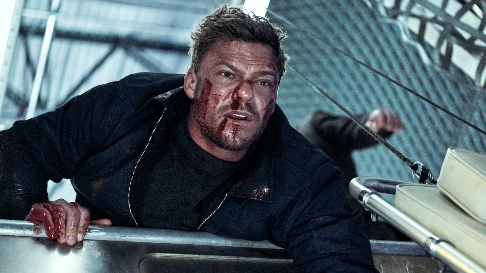 La foto del set de la temporada 4 de Reacher revela a un Alan Ritchson ensangrentado mientras finaliza la filmación
