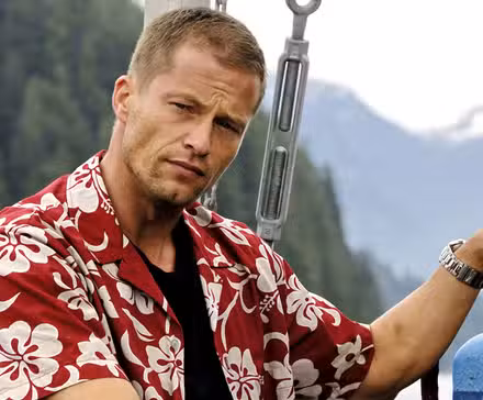 Til Schweiger como Jack Carver sentado en un barco en Far Cry