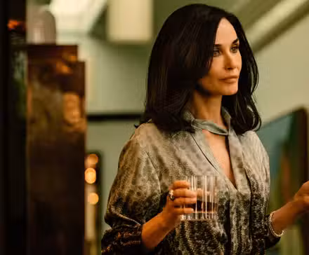 Cami Miller (Demi Moore) sosteniendo un vaso de whisky y una taza de café en la temporada 1 de Landman