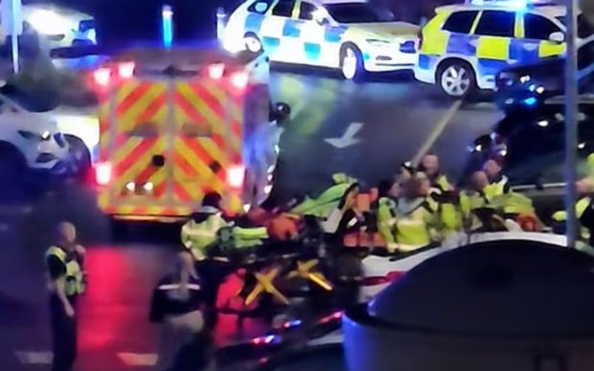 Al menos dos sujetos apuñalan a varias personas en un tren de Londres | Videos