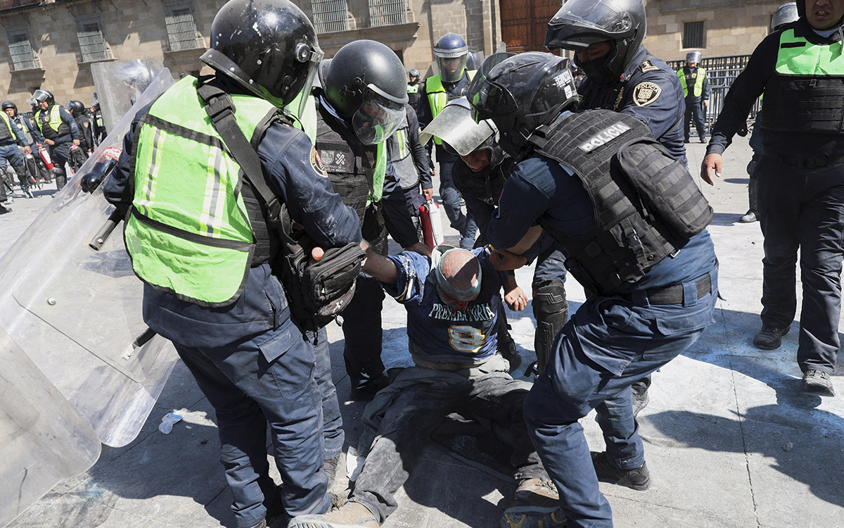 Brugada asegura que policía solo realizó 'acciones de contención' en el Zócalo; gobernadores respaldan a Sheinbaum