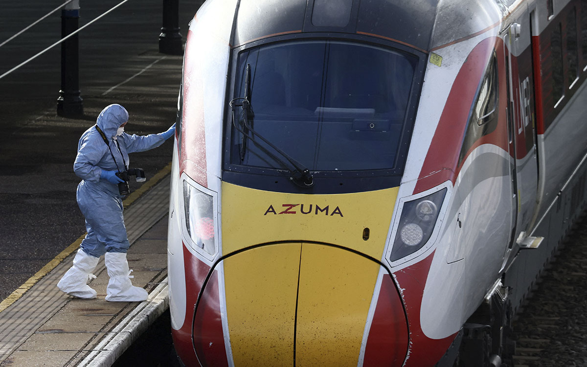 Detenidos por apuñalamientos en un tren son británicos y 'nada sugiere motivo terrorista'