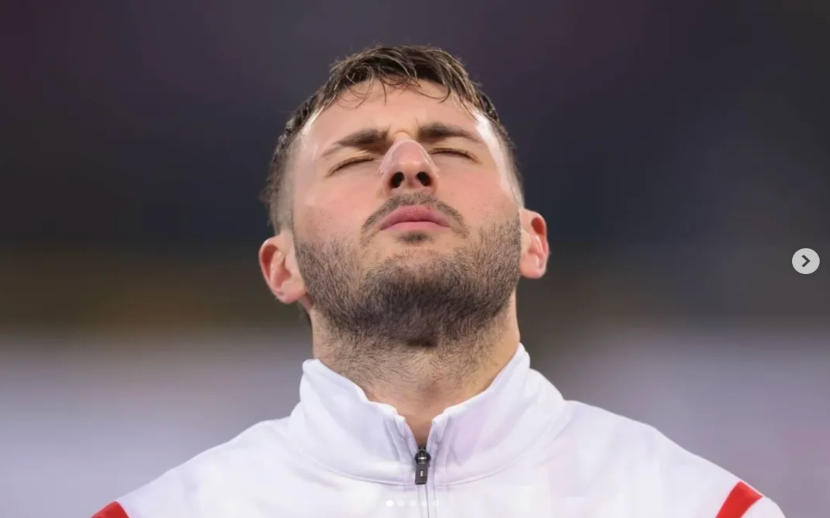 Santiago Giménez es duramente criticado por su físico en Italia