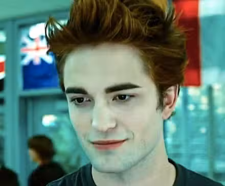 Edward Cullen de Robert Pattinson sonríe en una cafetería en Crepúsculo