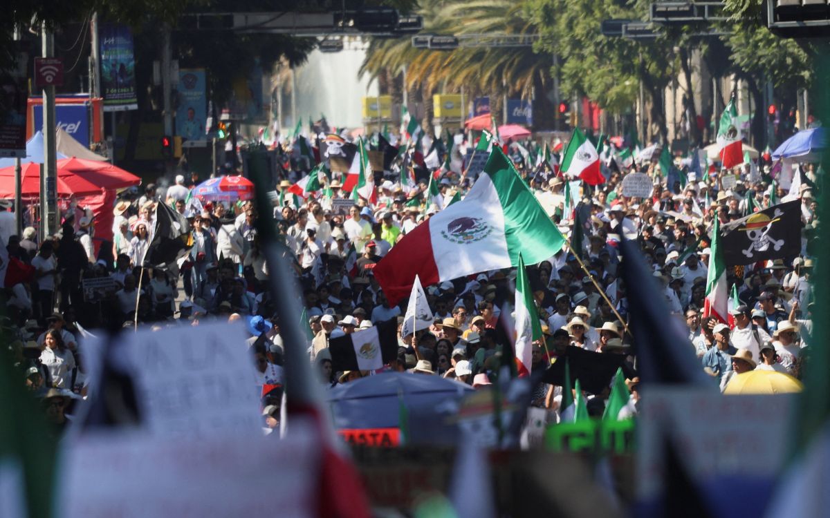 Entre consignas, movimiento 'Generación Z' se manifiesta a las puertas de Palacio Nacional | Galería