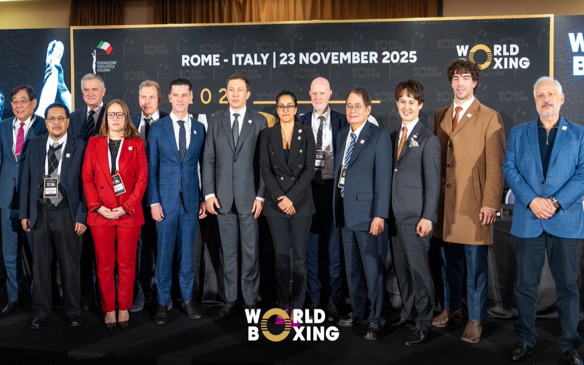 Gennadiy Golovkin levanta la mano para presidir World Boxing