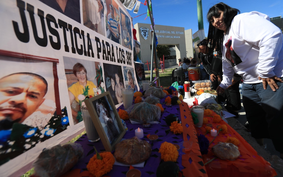 Exigen justicia para 386 víctimas de crematorio clandestino con un altar en la Fiscalía de Chihuahua