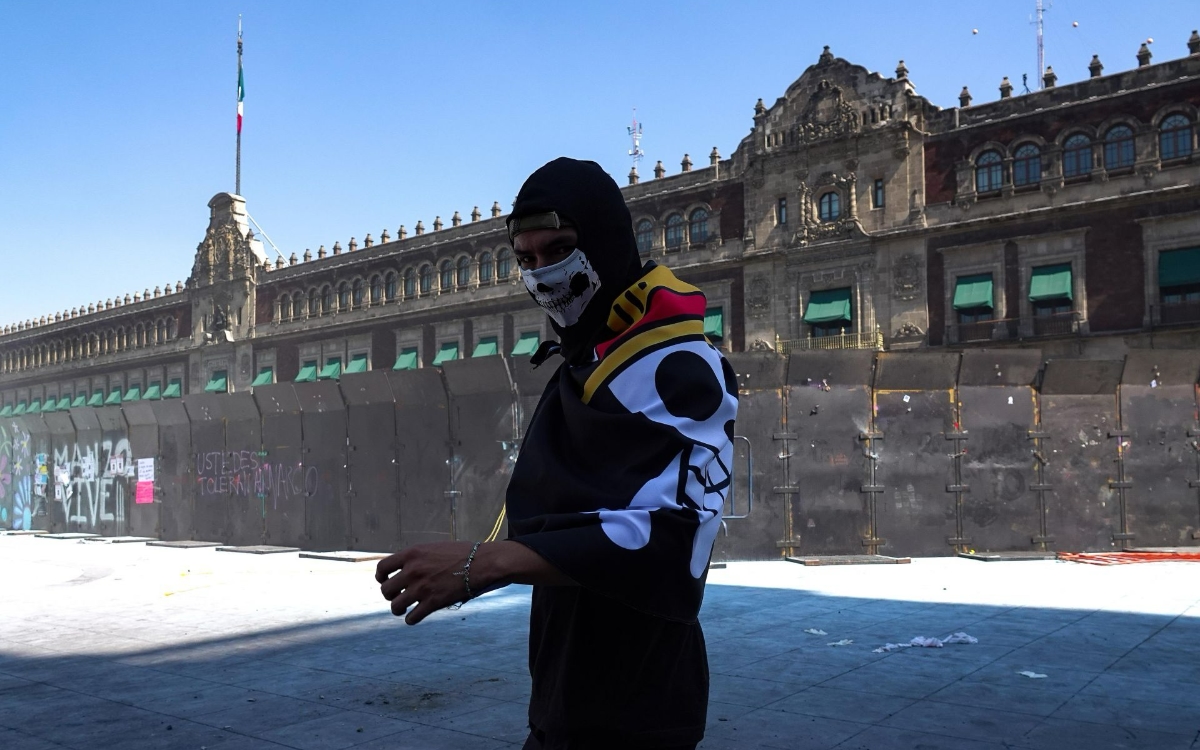 Imágenes | Marcha de la 'Generación Z' termina con disturbios y enfrentamientos en el Zócalo de la CDMX