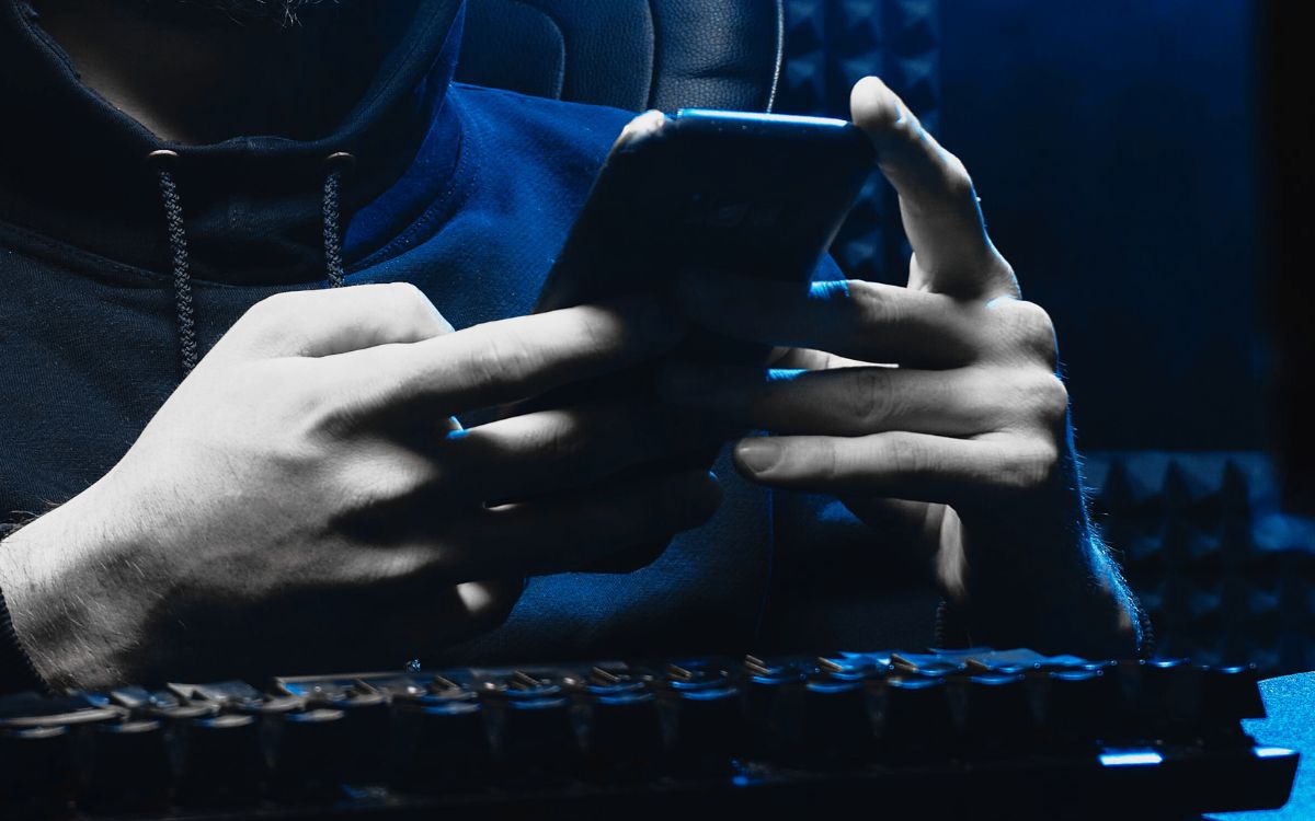 Investigan a estudiantes por crear 'catálogo pornográfico' con IA de alumnas en secundaria de Zacatecas; hay 400 víctimas