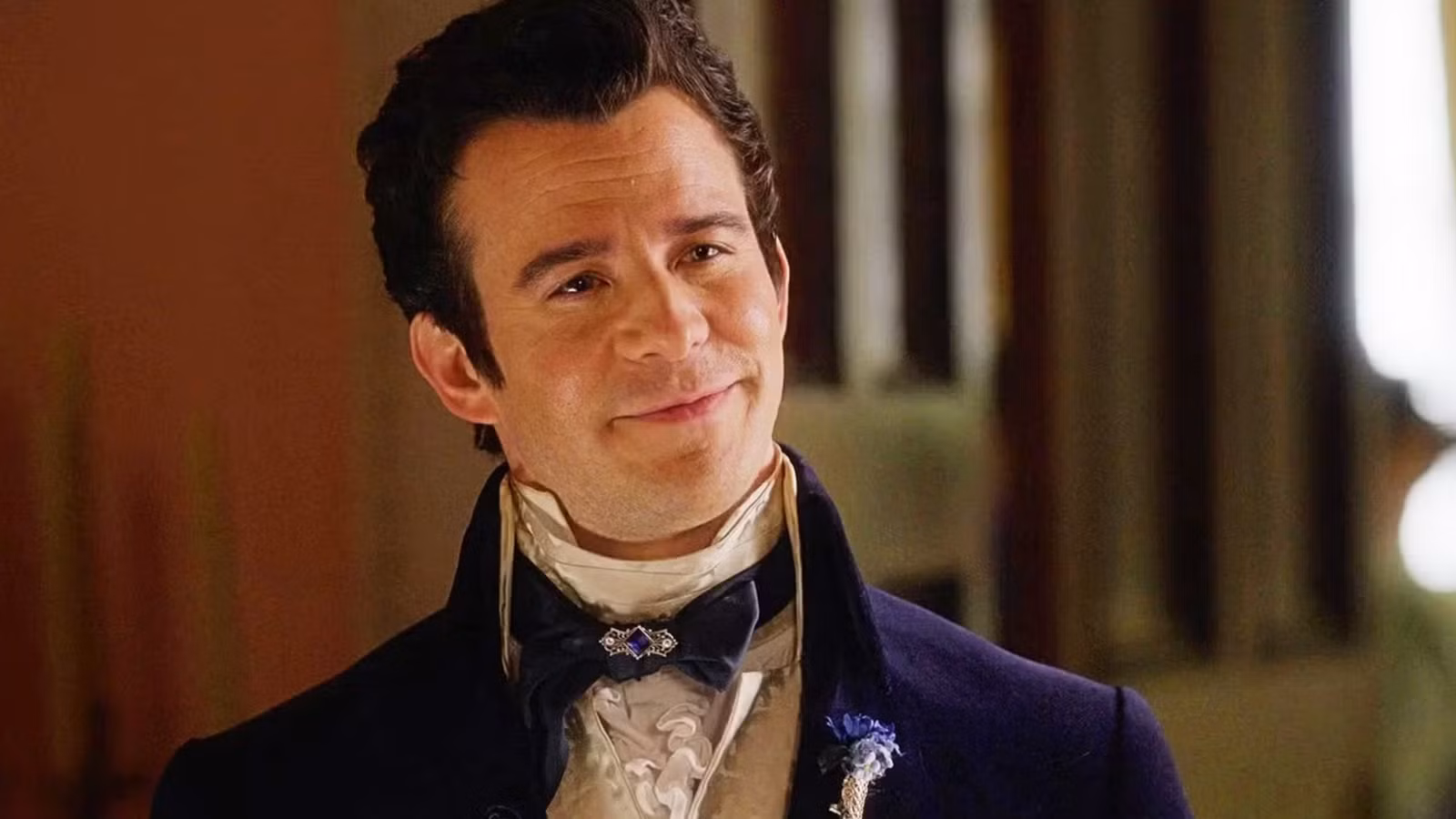 La cuarta temporada de Bridgerton revela el primer vistazo al interés amoroso de Benedict vestido con traje de sirvienta