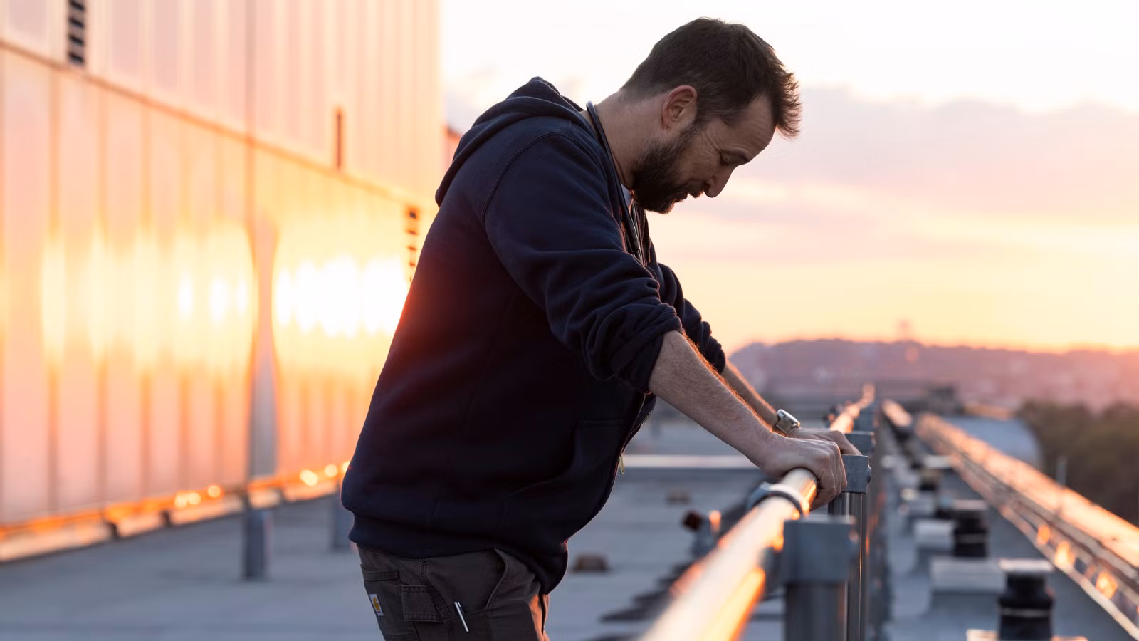 El primer episodio de la temporada 2 de Pitt puede haber confirmado una teoría de Dark Robby