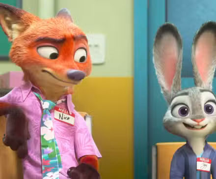 Nick y Judy sentados torpemente juntos con etiquetas con sus nombres en Zootopia 2