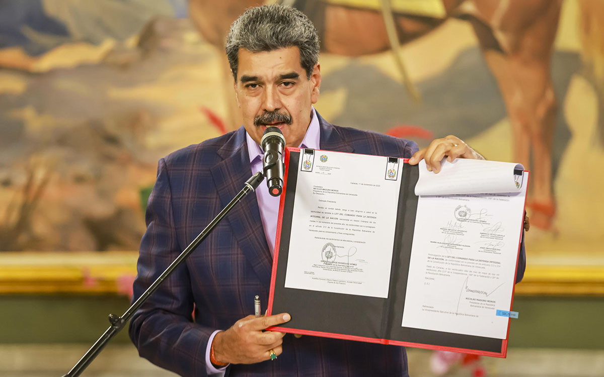 Maduro ordena crear comandos de defensa en caso de 'lucha armada' ante despliegue de EEUU