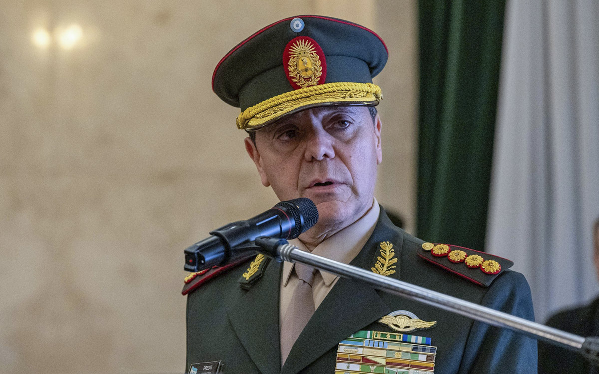 Milei nombra a un militar como ministro de Defensa por primera vez en democracia