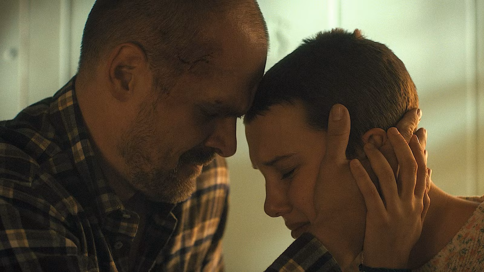 Millie Bobby Brown y David Harbour se reúnen en el estreno de Stranger Things en medio de un presunto informe de acoso